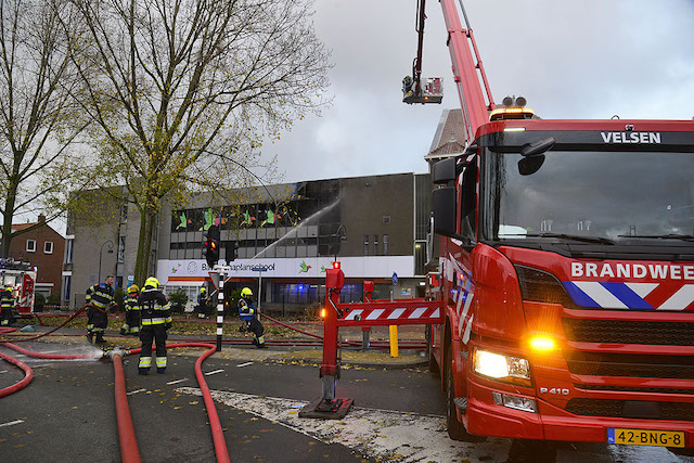 2021/183/20211113-16u30 GB 003 Zeer grote brand Westergracht HLM.jpg